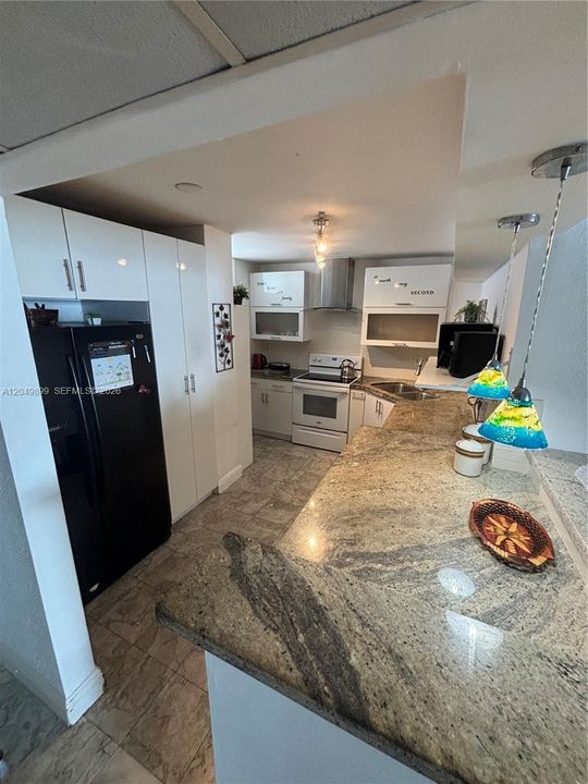 For Rent: $3,000 (1 beds, 1 baths, 1006 Square Feet)