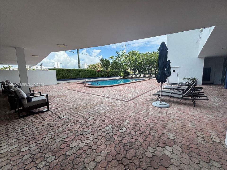 For Rent: $3,000 (1 beds, 1 baths, 1006 Square Feet)