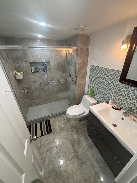 For Rent: $3,000 (1 beds, 1 baths, 1006 Square Feet)