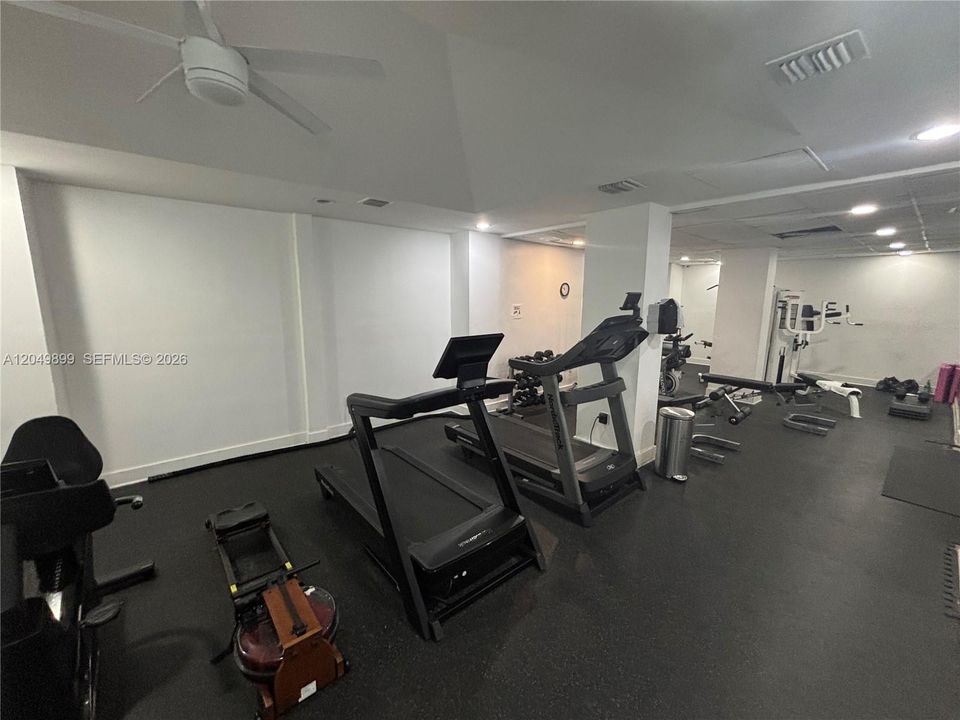 For Rent: $3,000 (1 beds, 1 baths, 1006 Square Feet)