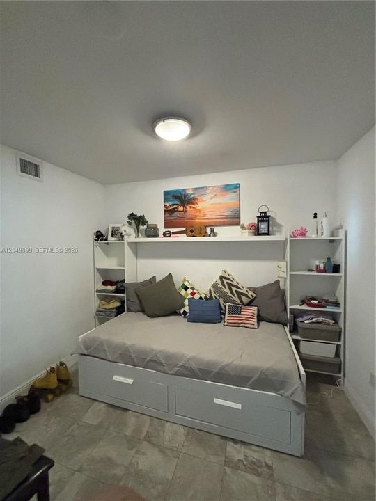 For Rent: $3,000 (1 beds, 1 baths, 1006 Square Feet)