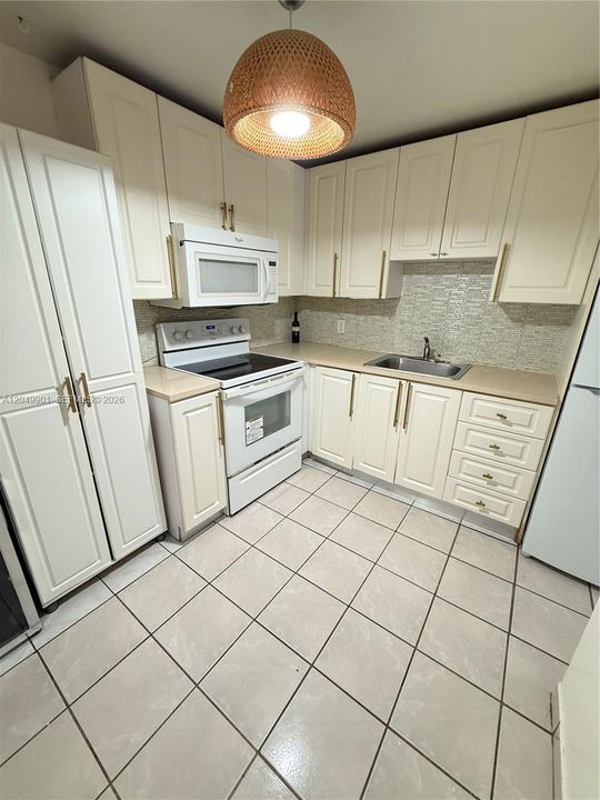 For Rent: $1,600 (1 beds, 1 baths, 790 Square Feet)