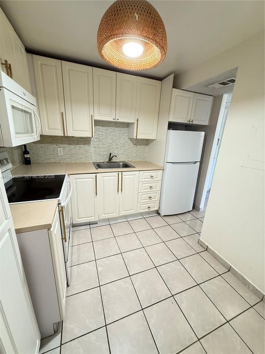 For Rent: $1,600 (1 beds, 1 baths, 790 Square Feet)