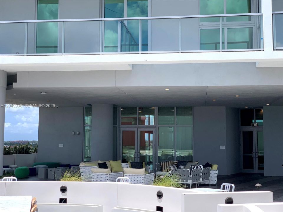 For Rent: $4,100 (2 beds, 2 baths, 1179 Square Feet)