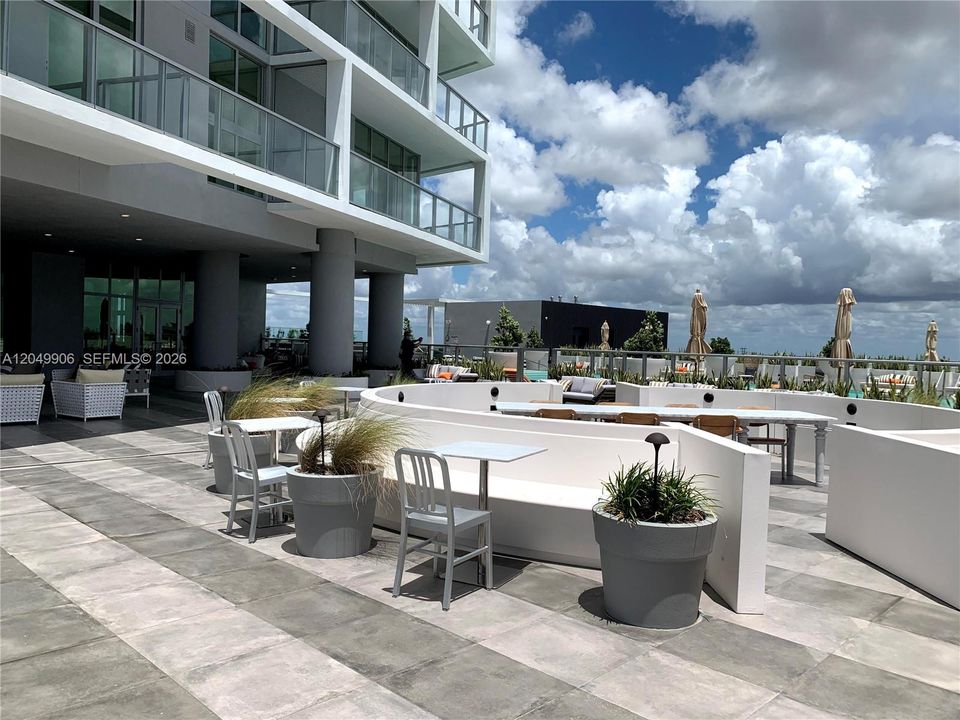 For Rent: $4,100 (2 beds, 2 baths, 1179 Square Feet)