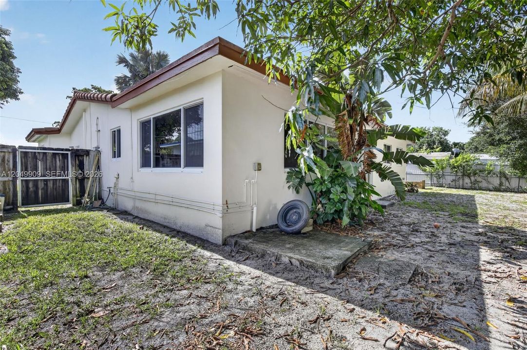 For Sale: $625,000 (5 beds, 2 baths, 2115 Square Feet)