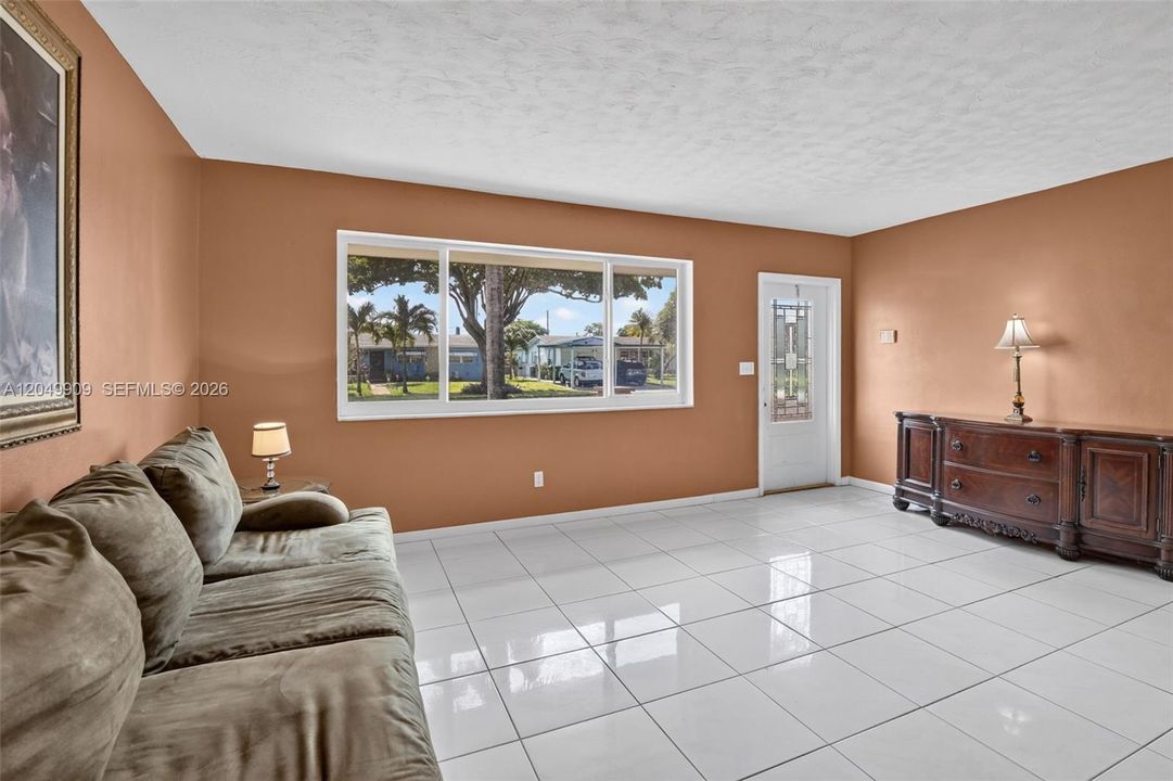 For Sale: $625,000 (5 beds, 2 baths, 2115 Square Feet)