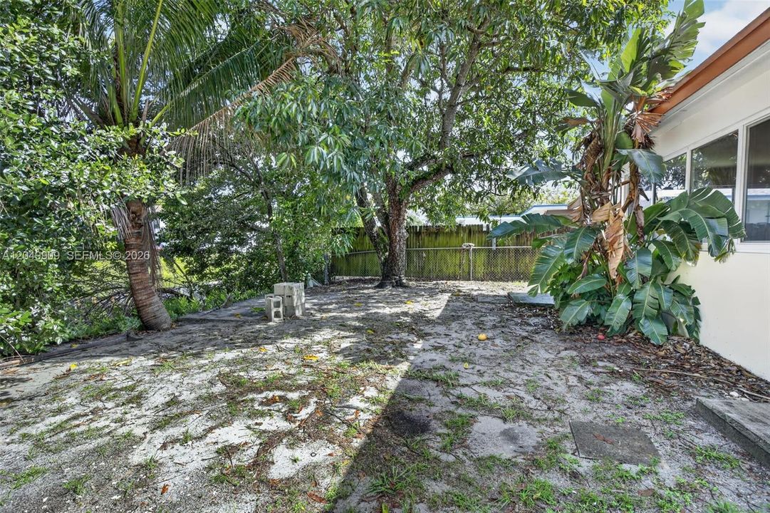 For Sale: $625,000 (5 beds, 2 baths, 2115 Square Feet)