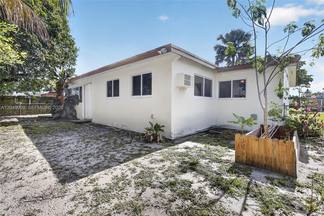 For Sale: $625,000 (5 beds, 2 baths, 2115 Square Feet)