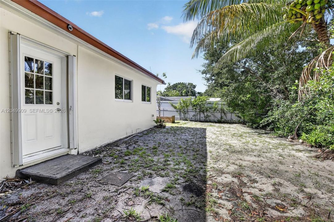 For Sale: $625,000 (5 beds, 2 baths, 2115 Square Feet)