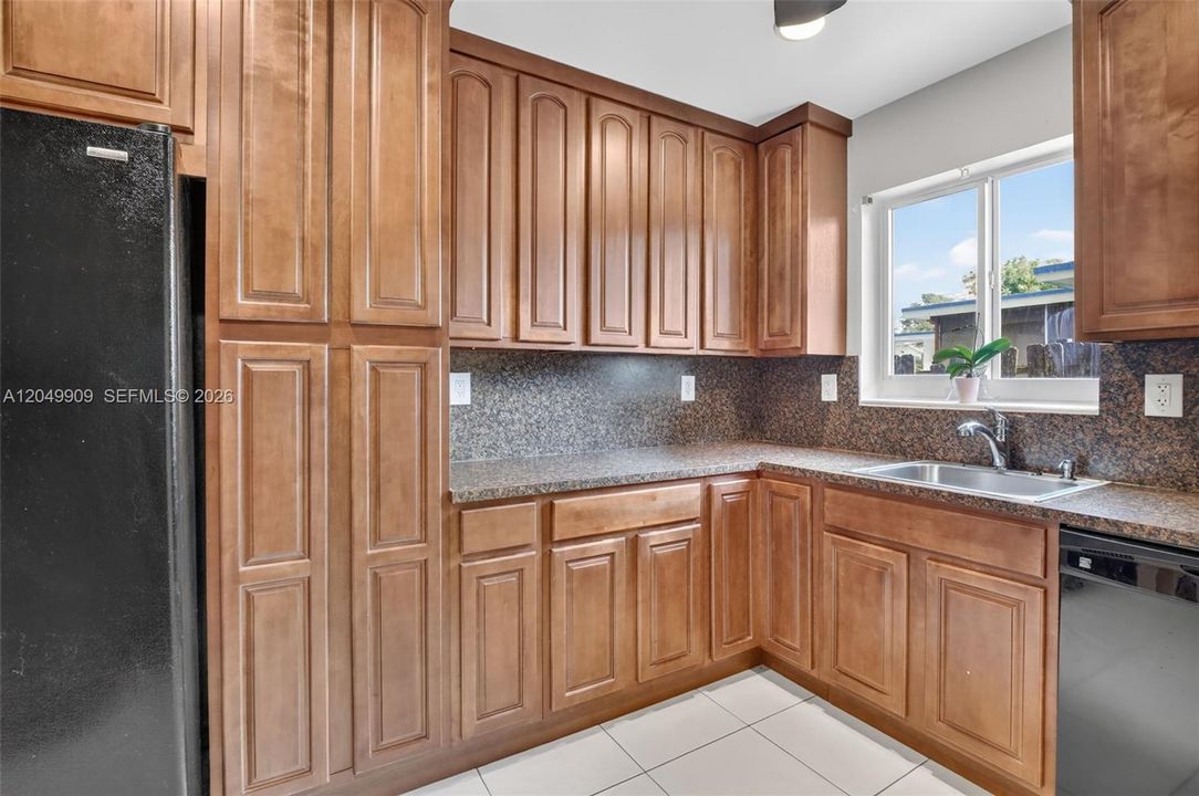 For Sale: $625,000 (5 beds, 2 baths, 2115 Square Feet)