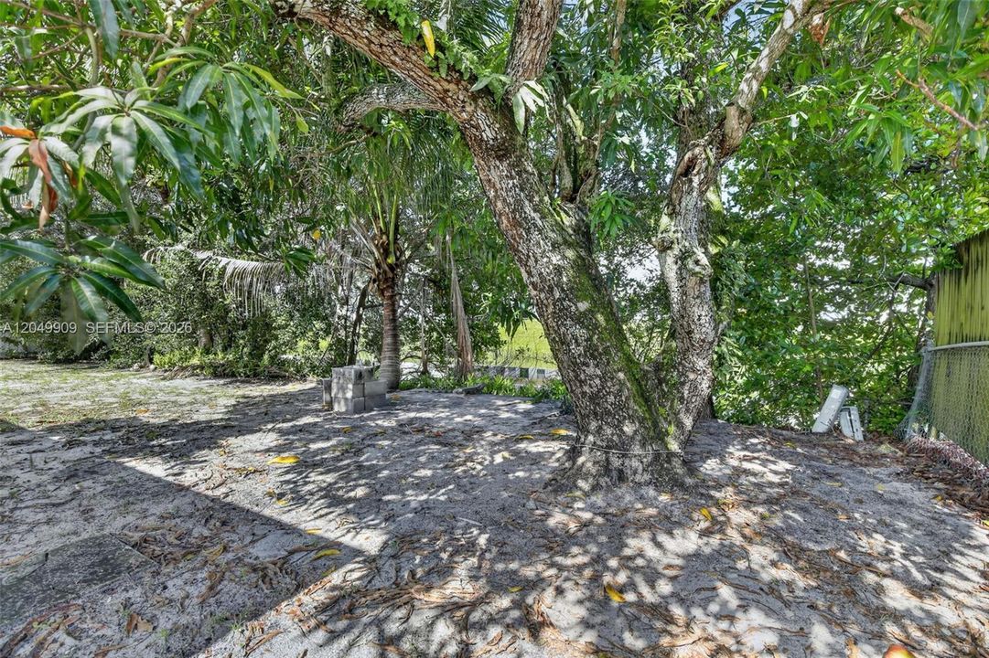 For Sale: $625,000 (5 beds, 2 baths, 2115 Square Feet)