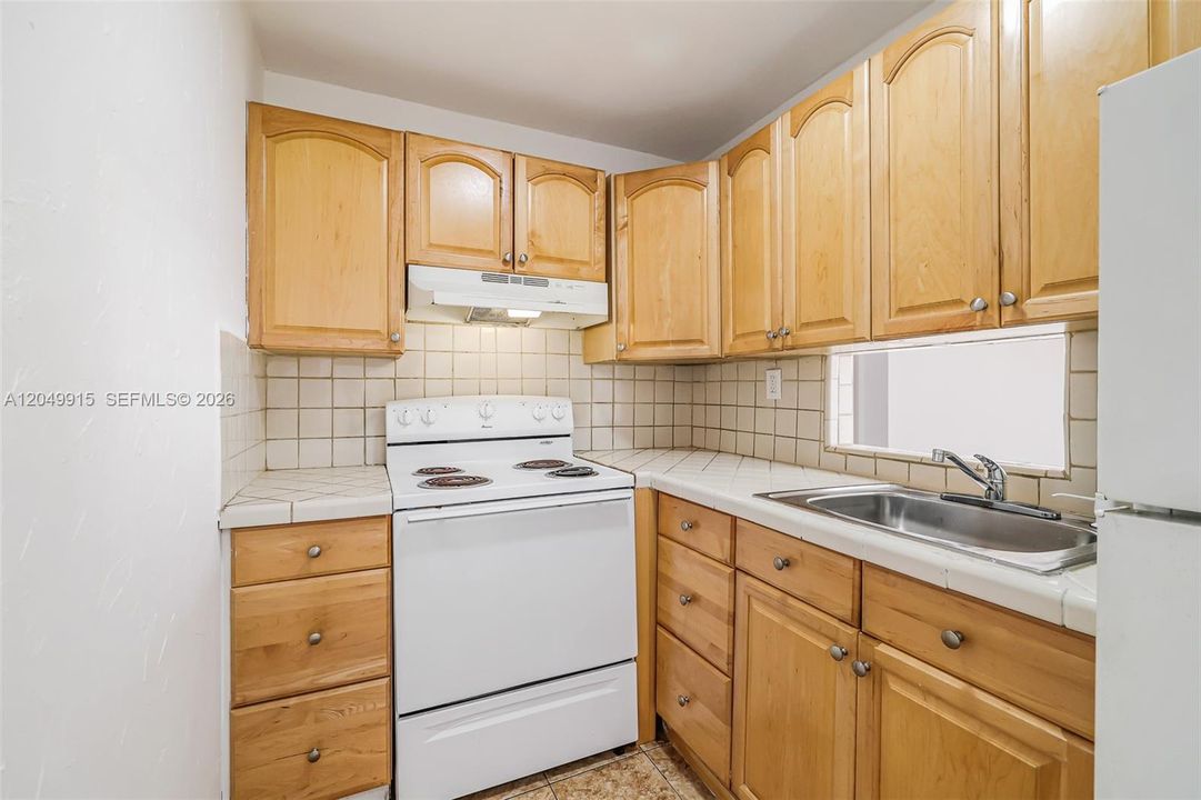 For Sale: $179,000 (1 beds, 1 baths, 575 Square Feet)