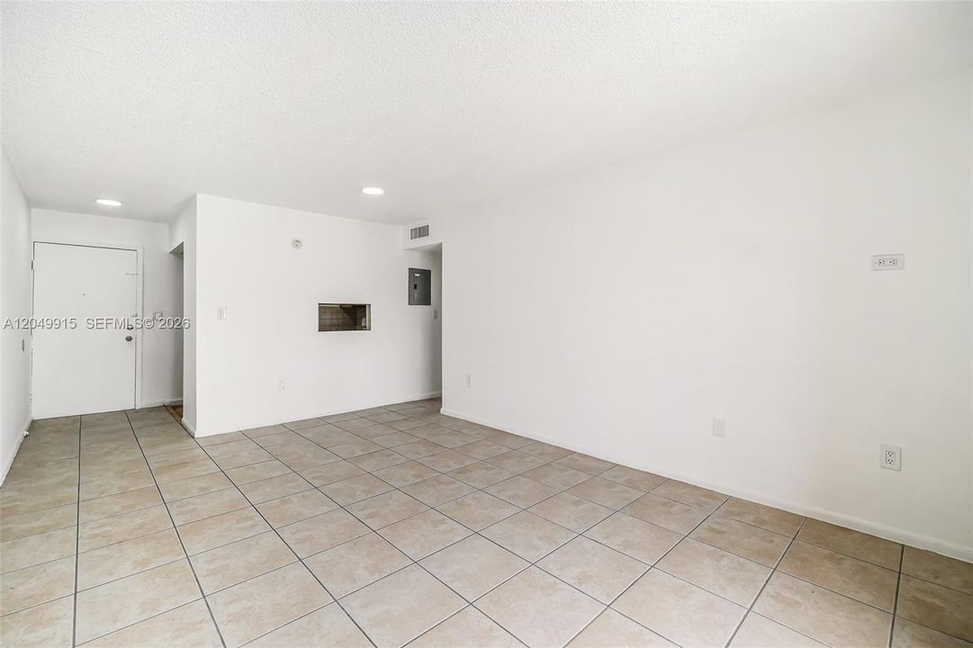 For Sale: $179,000 (1 beds, 1 baths, 575 Square Feet)