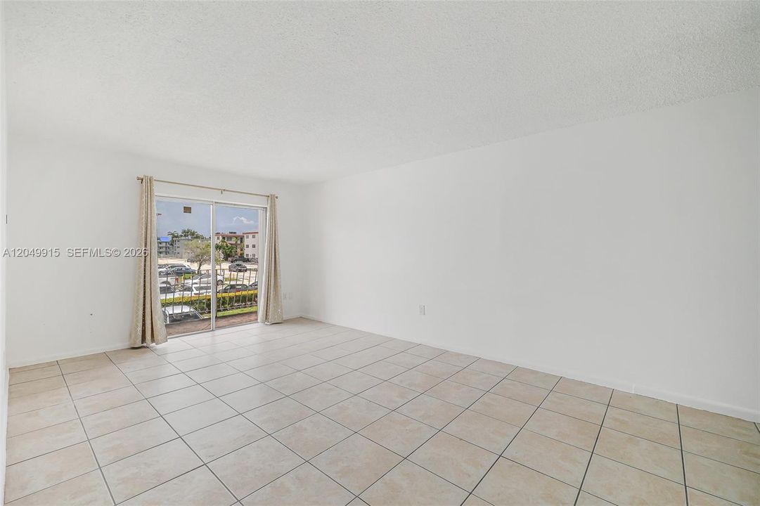 For Sale: $179,000 (1 beds, 1 baths, 575 Square Feet)