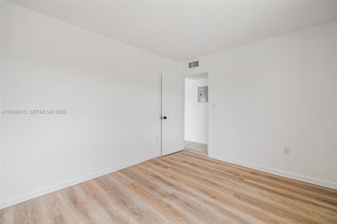 For Sale: $179,000 (1 beds, 1 baths, 575 Square Feet)