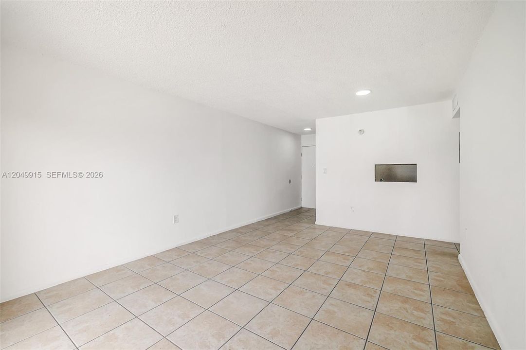 For Sale: $179,000 (1 beds, 1 baths, 575 Square Feet)