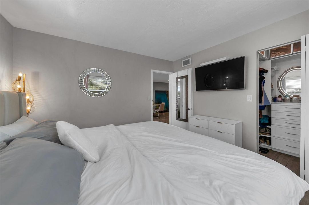 King size bed