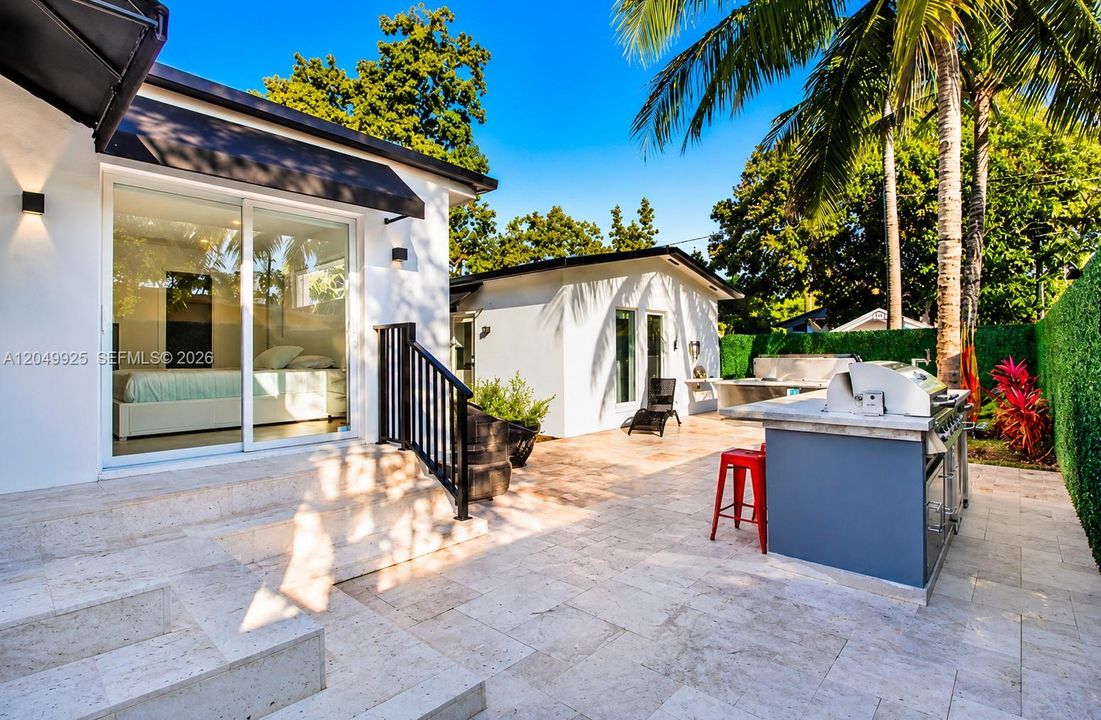 For Rent: $6,500 (5 beds, 4 baths, 1986 Square Feet)