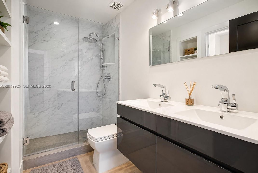 For Rent: $6,500 (5 beds, 4 baths, 1986 Square Feet)
