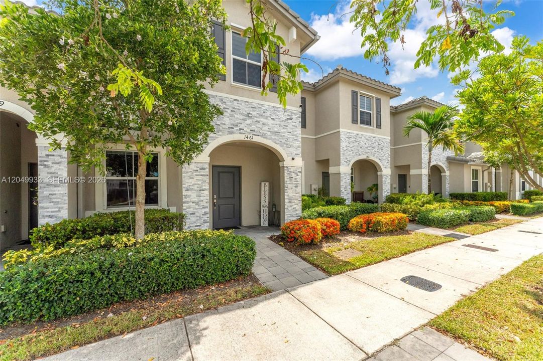 For Sale: $309,900 (3 beds, 2 baths, 1393 Square Feet)