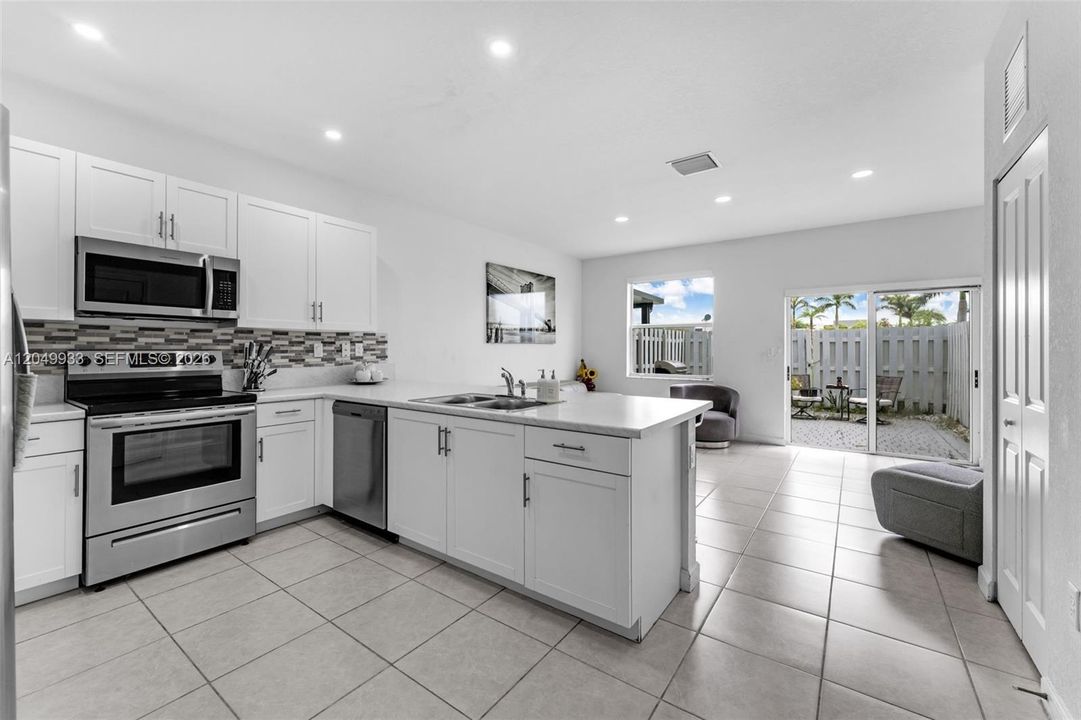 For Sale: $309,900 (3 beds, 2 baths, 1393 Square Feet)