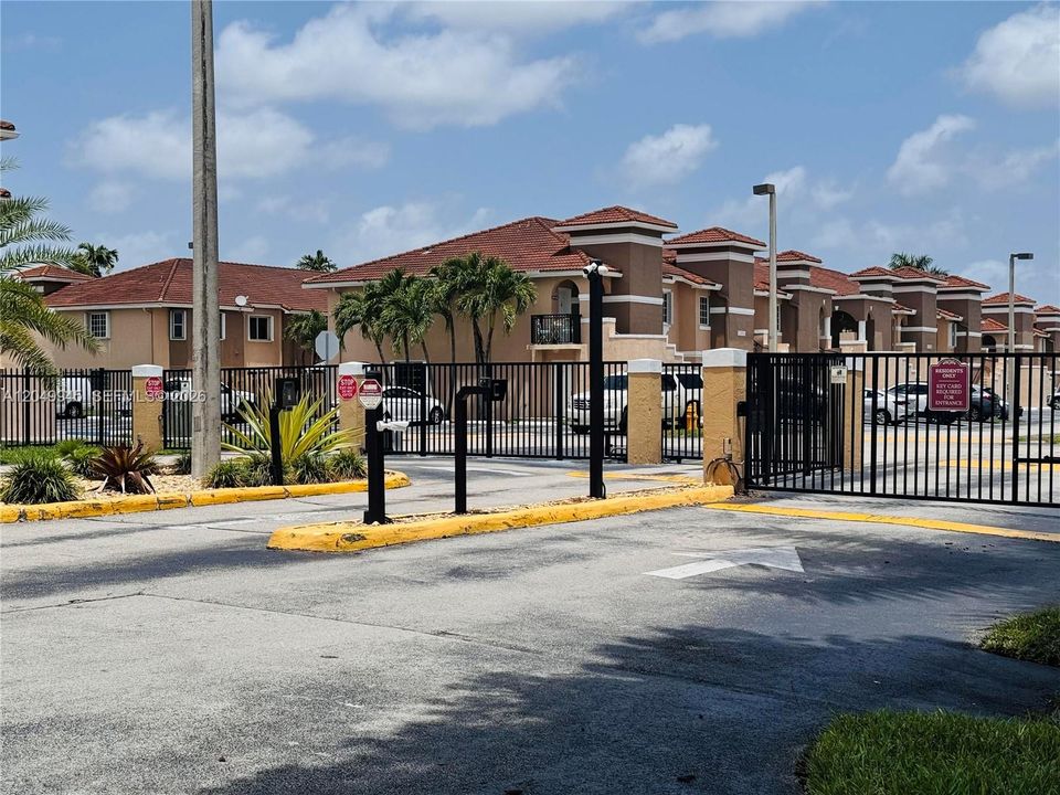 For Rent: $2,500 (2 beds, 2 baths, 950 Square Feet)