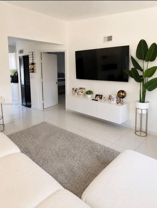 For Rent: $2,500 (2 beds, 2 baths, 950 Square Feet)