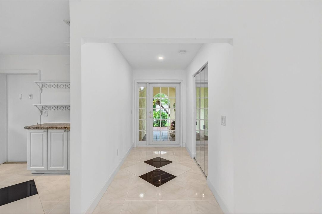 6105 VIA LAGUNA LN, 3/2/ CORNER VILLA