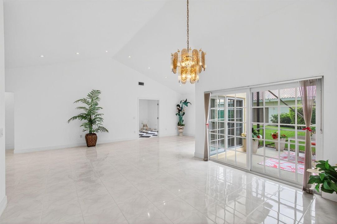 6105 VIA LAGUNA LN, 3/2/ CORNER VILLA