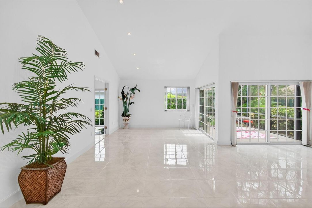 6105 VIA LAGUNA LN, 3/2/ CORNER VILLA