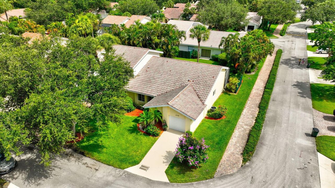 6105 VIA LAGUNA LN, 3/2/ CORNER VILLA