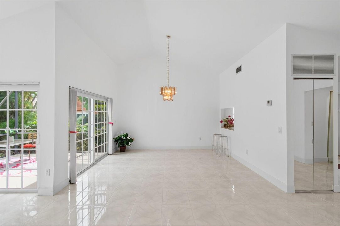 6105 VIA LAGUNA LN, 3/2/ CORNER VILLA