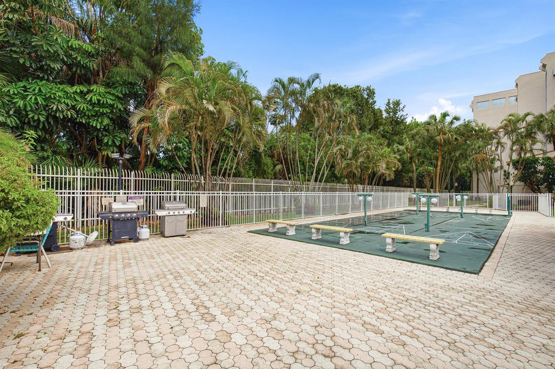 Amenities - BBQ - Shuffleboard - B