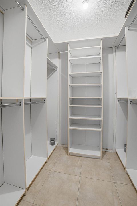 Bedroom2 - Closet - B