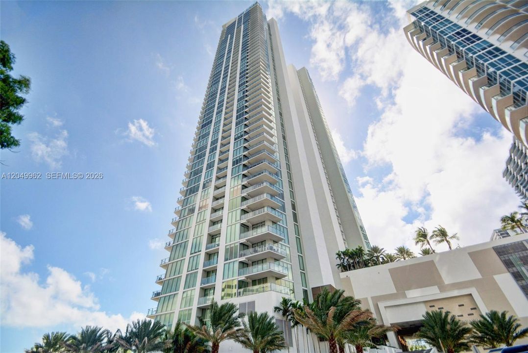 For Rent: $4,300 (1 beds, 2 baths, 790 Square Feet)