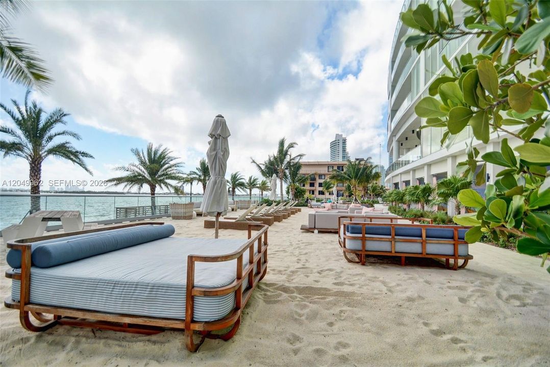 For Rent: $4,300 (1 beds, 2 baths, 790 Square Feet)