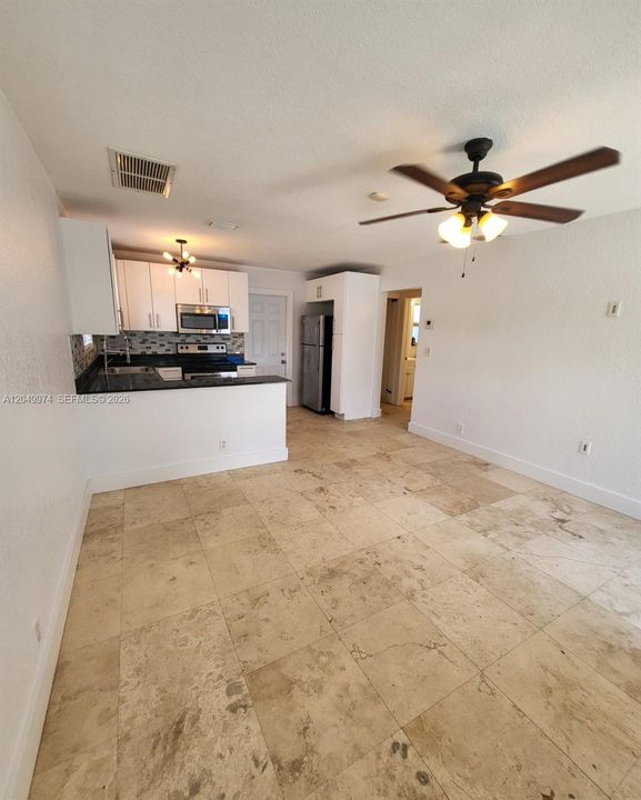 For Rent: $1,850 (1 beds, 1 baths, 556 Square Feet)