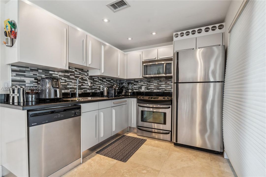 For Rent: $3,000 (1 beds, 1 baths, 760 Square Feet)