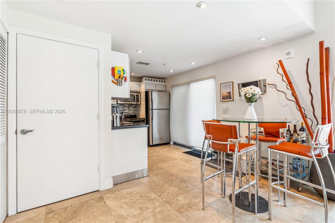 For Rent: $3,000 (1 beds, 1 baths, 760 Square Feet)