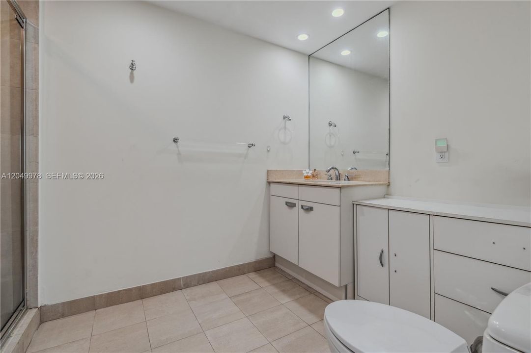 For Rent: $3,000 (1 beds, 1 baths, 760 Square Feet)