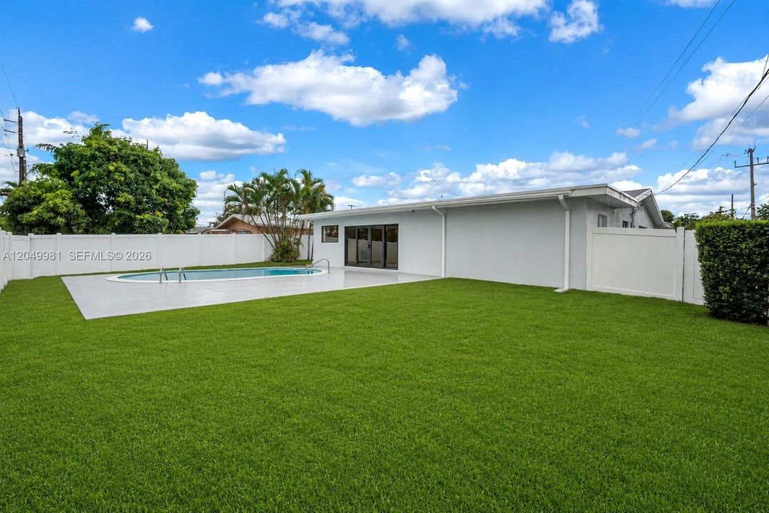 For Sale: $1,000,000 (5 beds, 3 baths, 2525 Square Feet)