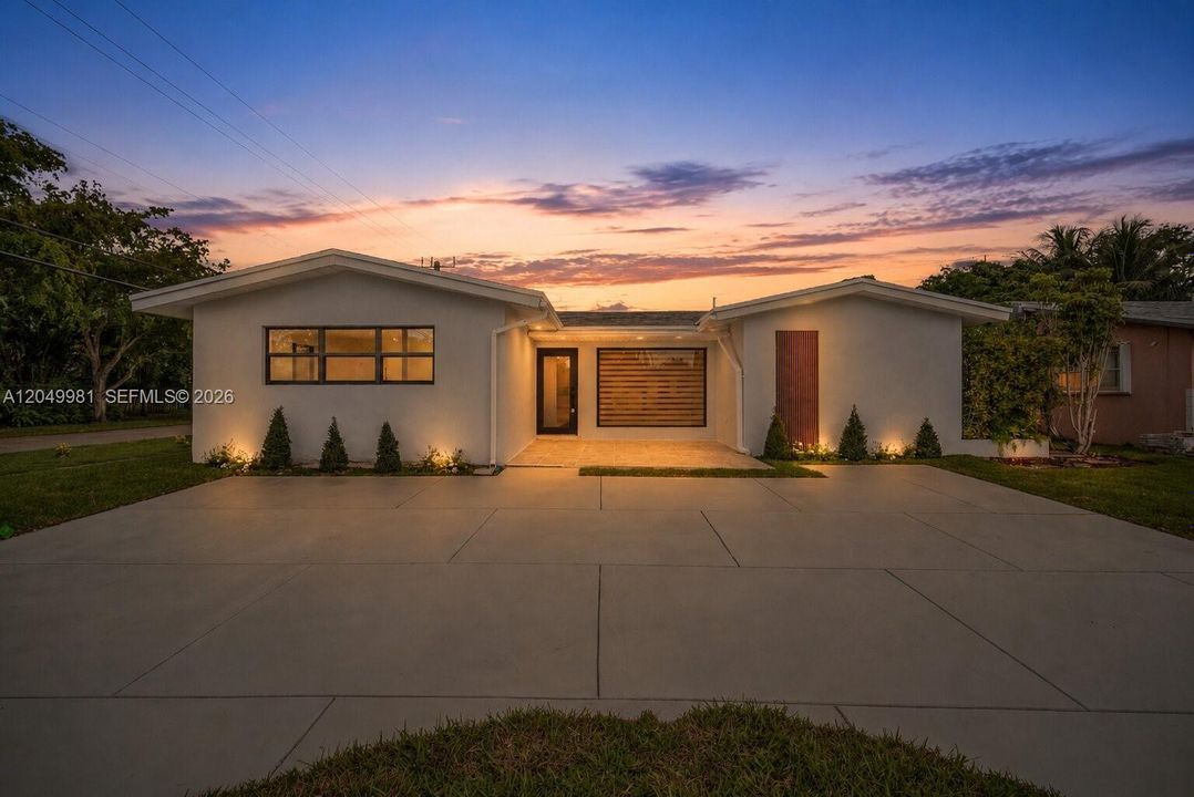 For Sale: $1,000,000 (5 beds, 3 baths, 2525 Square Feet)