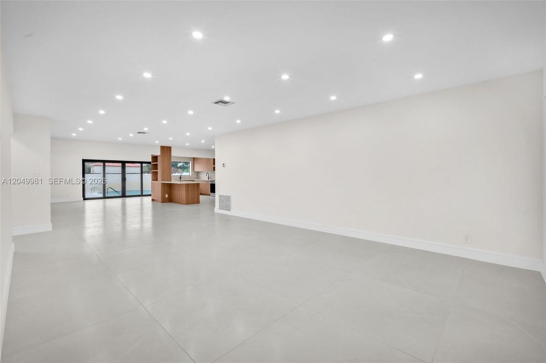 For Sale: $1,000,000 (5 beds, 3 baths, 2525 Square Feet)