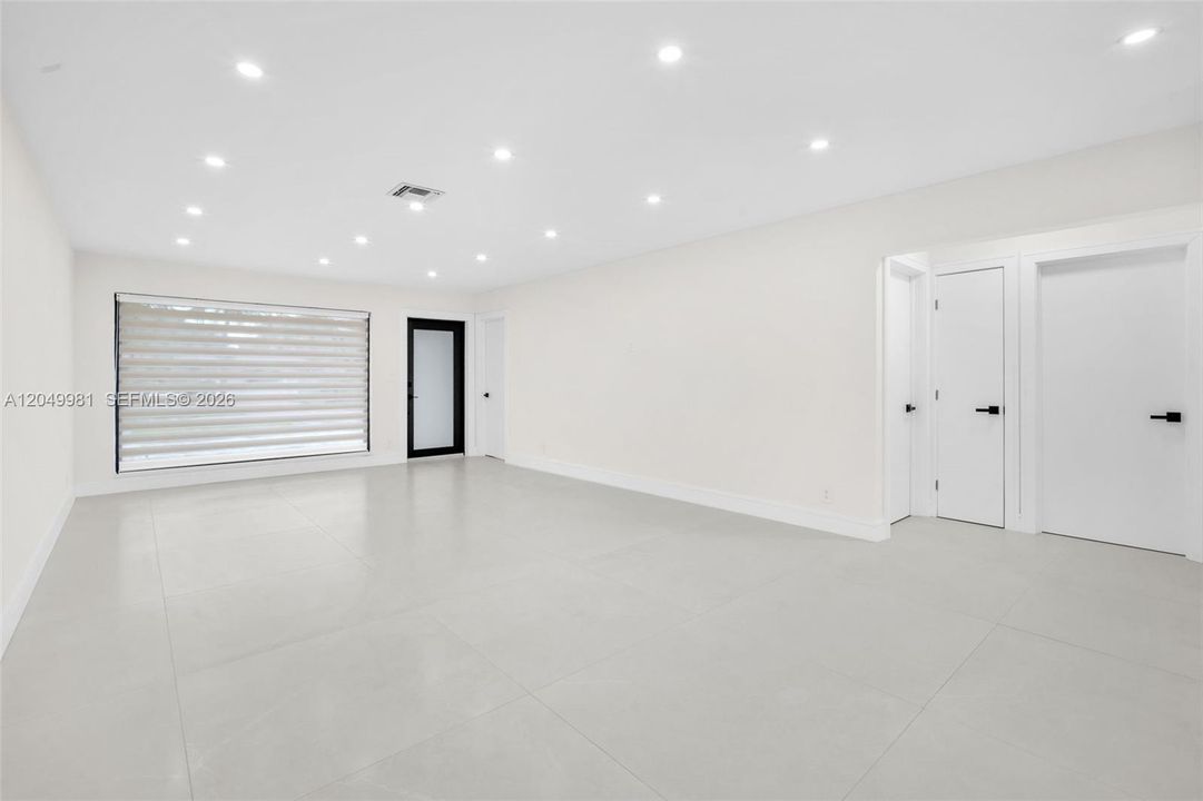 For Sale: $1,000,000 (5 beds, 3 baths, 2525 Square Feet)