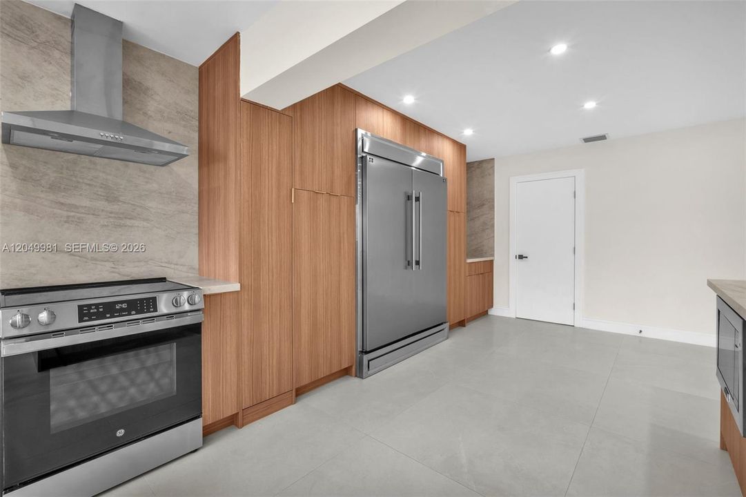 For Sale: $1,000,000 (5 beds, 3 baths, 2525 Square Feet)