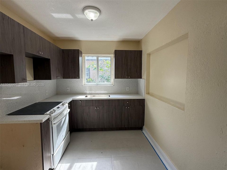 For Rent: $3,999 (4 beds, 2 baths, 1252 Square Feet)