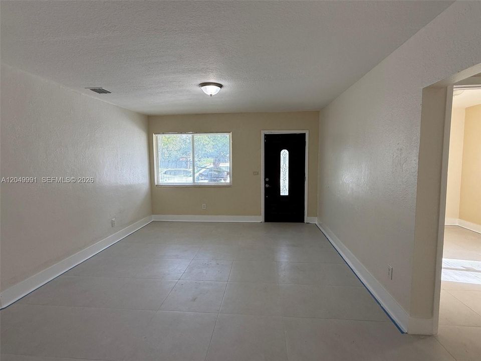 For Rent: $3,999 (4 beds, 2 baths, 1252 Square Feet)