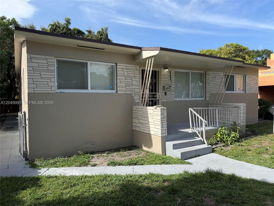 For Rent: $3,999 (4 beds, 2 baths, 1252 Square Feet)