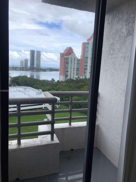 For Rent: $2,999 (2 beds, 2 baths, 1302 Square Feet)